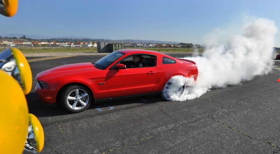 Ford Mustang 5.0 GT 2011 года  (фото 20 из 30)